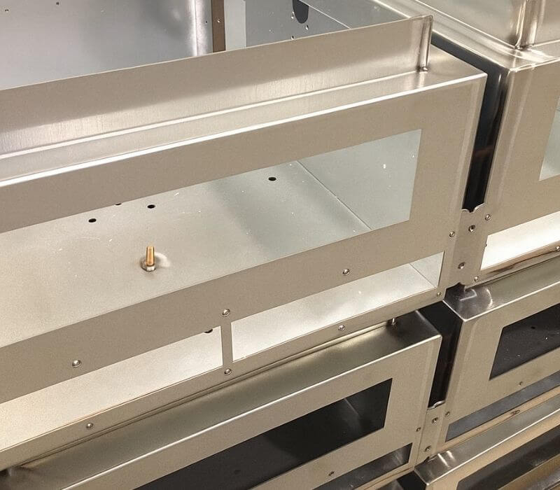piezas de acero galvanizado en cajas metalicas